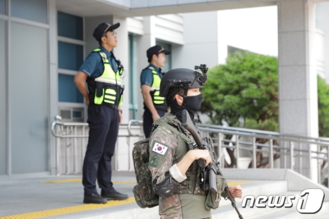 울산경찰청은 테러 예고에 대비해 17일 경찰 기동대와 군병력을 배치해 시청 앞에서 군·경 합동 수색 및 경계근무를 서고 있다. 지난 16일 울산시청을 비롯한 전국 관공서에 '폭발물을 설치해17일 오후 3시 34분에 폭파 예정'이라는 신고가 접수됐다.