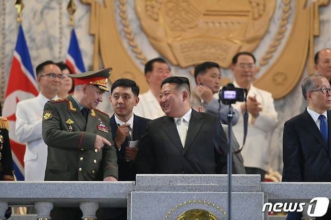 (평양 노동신문=뉴스1) = 북한 노동당 기관지 노동신문은 "조국해방전쟁(한국전쟁) 승리 70돌(전승절)을 맞아 뜻깊게 경축하고 있다"며 27일 오후 평양 김일성광장에서 열병식이 개최됐다고 28일 보도했다. 주석단에 자리한 김정은 당 총비서 왼쪽엔 러시아 대표단장인 세르게이 쇼이구 국방장관이, 오른쪽엔 중국 대표단장인 리훙중 전국인민대표대회 상무위 부위원장이 각각 자리했다. 사진은 쇼이구 장관과 김 총비서가 대화하는 모습.  [국내에서만 사용가능. 재배포 금지. DB 금지. For Use Only in the Republic of Korea. Redistribution Prohibited]