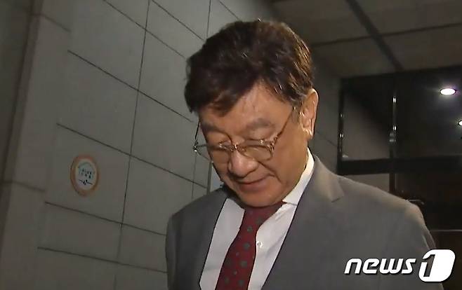 조국 법무부 장관 후보자 부인이자 동양대 교수인 정 모 씨가 딸에게 허위로 총장 명의의 표창장을 줬다는 의혹에 대해 최성해 동양대 총장이 5일 참고인 신분으로 검찰에서 조사를 받은 뒤 서울중앙지검 청사를 나오며 취재진의 질문에 답하고 있다.  최 총장은 귀갓길에 기자들과 만나 본인 명의로 상을 준 적이 없다며, 어떻게 표창장에 총장 직인이 찍혔는지 모르겠다고 말했다. 또 표창장 문제가 불거진 뒤 조 후보자 부인이 표창장 발급 권한을 위임해줬다 해달라고 부탁한 사실도 밝혔다. (YTN 캡처)2019.9.5/뉴스1