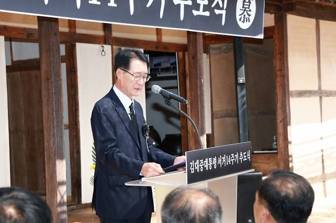 18일 고 ·김대중대통령 서거 14주기 추도식이 하의도 생가에서 박우량 군수와 김혁성 의장 등이 참여한 가운데 열렸다. 박 군수는 추도사에서"대통령이 남기신 정신과 위상을 이어가도록 노력하겠다"고 말했다./신안군