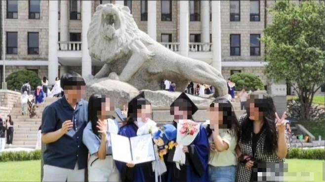 한양대학교에서 졸업생들이 한양대학교 공식 캐릭터인 ‘하이리온’ 인형을 들고 사진을 찍고 있다. [독자제공]