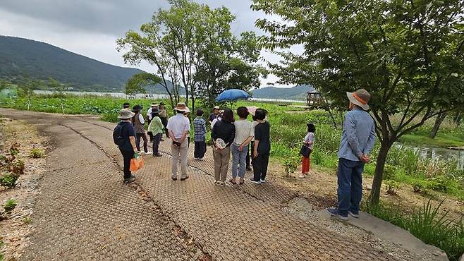 [고성(경남)=뉴시스] 신정철 기자= 경남 고성군은 농업문화유산으로 지정된 둠벙을 소재로 전통과 자연과 관광이 어우러진 새로운 형태의 생태체험 프로그램을 개발해 오는 9월 중순부터 가족 단위 체험객을 대상으로 프로그램을 실시할 예정이다.사진은 고성군 생태지도사협회 회원들을 대상으로 생태체험 프로그램 역량 강화 교육을 실시하고 있는 모습이다.(사진=고성군 제공).2023.08.18. photo@newsis.com *재판매 및 DB 금지