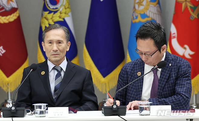 [서울=뉴시스] 홍효식 기자 = 이명박(MB) 정부 시절 군(軍) 사이버사령부에 '댓글 공작'을 지시한 혐의 등으로 재판에 넘겨진 김관진(74)전 국방부 장관(사진 왼쪽)이 18일 파기환송심에서 실형을 선고받았다. 사진은 국방혁신위 부위원장을 맡고 있는 김 전 장관이 지난 8일 서울 용산 대통령실 청사에서 열린 국방혁신위원회 제2차 회의에 참석한 모습. (대통령실통신사진기자단) 2023.08.08. yesphoto@newsis.com