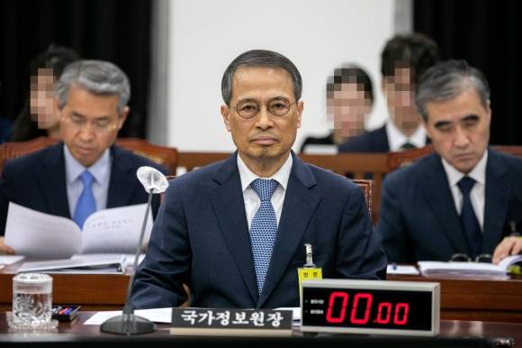 김규현 국가정보원장이 17일 국회 정보위원회 전체회의에 참석해 회의 시작을 기다리고 있다. 연합뉴스
