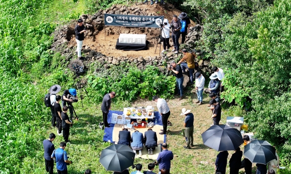 4·3 때 희생 추정 어린이 유해 운구 제례 - 제주4·3희생자유족회 관계자들이 17일 오전 제주 서귀포시 안덕면 동광리의 잃어버린 마을 ‘삼밧구석’에서 지난달 수습된 4·3희생자 추정 어린이 유해 2구를 위한 운구 제례를 거행하고 있다. 제주4·3평화재단은 머리뼈와 함께 남아 있는 치아로 유해의 사망 당시 나이를 7~10세로 추정했다. 삼밧구석 마을은 4·3 당시 임씨 집성촌으로 46가구가 살았는데, 많은 주민들이 토벌대에 죽임을 당했다. 삼밧구석 등의 학살 사건은 오멸 감독의 4·3 영화 ‘지슬’의 소재가 됐다. 서귀포 연합뉴스