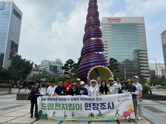 지난 14일 서울생태관광 활성화 및 도림천 관광자원화 연구의 목적으로 진행된 2차 현장조사에 참여한 유정희 의원(앞줄 오른쪽에서 다섯 번째)