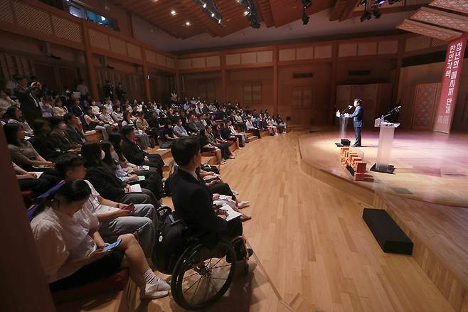 박보균 문화체육관광부 장관이 5월15일 서울 서초구 국립국악원에서 열린 청년문화포럼에 참석해 청년 예술인들에게 메시지를 전하고 있다. ⓒ연합뉴스