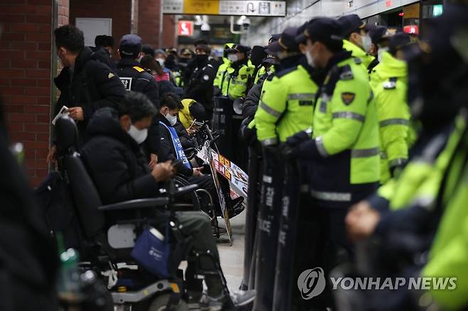 삼각지역에서 대치하는 전장연과 경찰 (서울=연합뉴스) 신현우 기자 = 전국장애인차별철폐연대(전장연) 회원들이 2일 오전 서울 지하철 4호선 삼각지역 승강장에서 지하철 탑승을 시도하는 가운데 경찰이 배치돼 있다. 2023.1.2 nowwego@yn구.co.kr