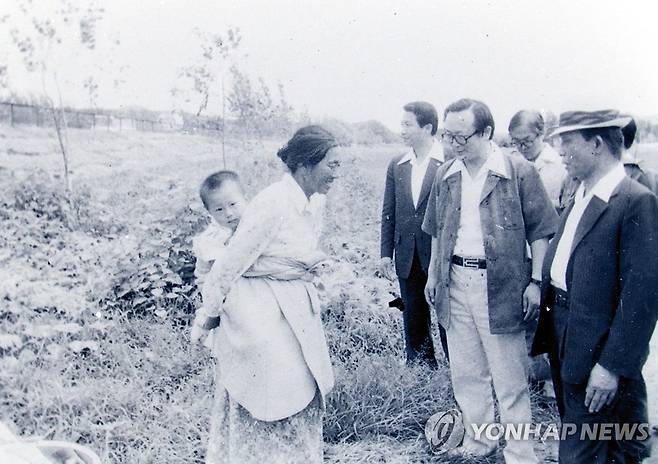 1979년 1월 농촌에서 박정희(오른쪽 모자 쓴 사람) [연합뉴스 자료사진]