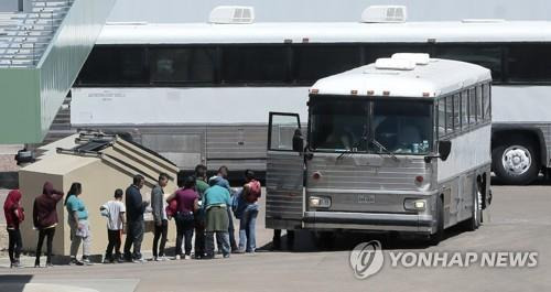 美 텍사스주 엘파소의 국경순찰대 본부에서 이송버스에 오르는 불법입국자들 [AP 연합뉴스 자료사진]