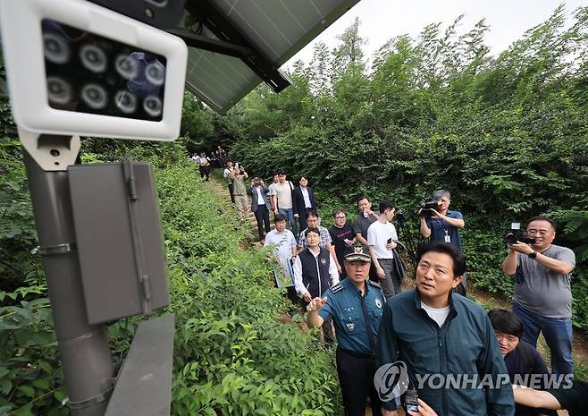 성폭행 등산로 방범시설 유무 확인하는 오세훈 시장 (서울=연합뉴스) 류영석 기자 = 오세훈 서울시장이 18일 오후 성폭행 사건이 일어난 서울 관악구 신림동 소재 야산 등산로를 찾아 근처 CCTV 위치를 확인하고 있다. 2023.8.18 ondol@yna.co.kr