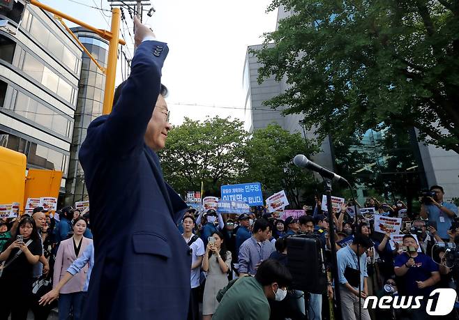 이재명 더불어민주당 대표가 '백현동 개발 특혜' 의혹과 관련해 피의자 신분으로 조사를 받기 위해 17일 오전 서울 서초구 서울중앙지검에 출석하며 지지자들에게 인사하고 있다. 2023.8.17/뉴스1 ⓒ News1 장수영 기자