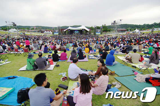 대한민국 최대 포크음악 축제 ‘파주포크페스티벌’이 열리고 있는 임진각 평화누리 야외공연장.(경기관광공사 제공) ⓒ News1 진현권 기자