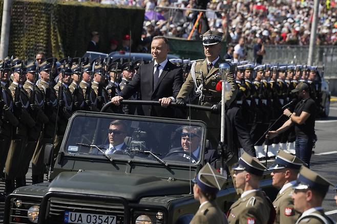 15일(현지 시각) 폴란드 바르샤바에서 열린 열병식에서 안제이 두다(왼쪽) 폴란드 대통령이 군을 사열하고 있다./로이터 연합뉴스