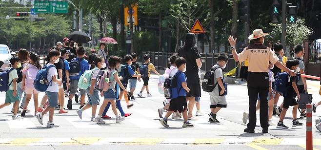 지난 17일 서울의 한 초등학교에서 학생들이 수업을 마치고 하교하는 모습./뉴스1