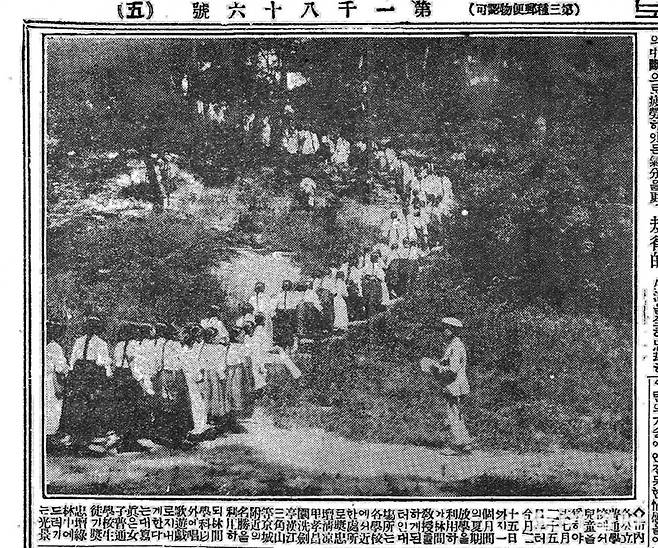 시내 각 공립 보통학교에서 아동을 위하여 지난 7월 25일부터 이번 달 25일까지 1개월 간 하기 방학을 이용하여 임간(林間) 교수를 하게 된 터인데, 장소는 각 학교에서 근한 처소로 장충단 청량리 효창원 세검정 한강 삼각산 등 경성 부근의 명승을 이용 하되 임간 학과 이외에 창가유희로 지내게 한다는데 사진은 여자보통학교생도가 장충단 녹림(綠林) 중에 들어가는 광경./ 1923년 8월 17일자 동아일보.