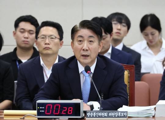 이동관 방송통신위원장 후보자가 18일 국회에서 열린 인사청문회에서 의원 질의에 답하고 있다. [연합뉴스]