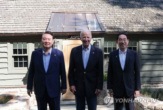 윤석열 대통령과 조 바이든 미국 대통령, 기시다 후미오 일본 총리가 18일(현지시간) 워싱턴DC 인근 미국 대통령 별장인 캠프 데이비드에서 열린 한미일 정상회의 일정을 마치고 대통령 전용 숙소인 '아스펜' 앞에서 기념촬영을 하고 있다. 연합뉴스