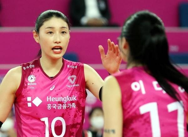 김연경이 동료 이다영을 격려하고 있다. /사진=연합뉴스