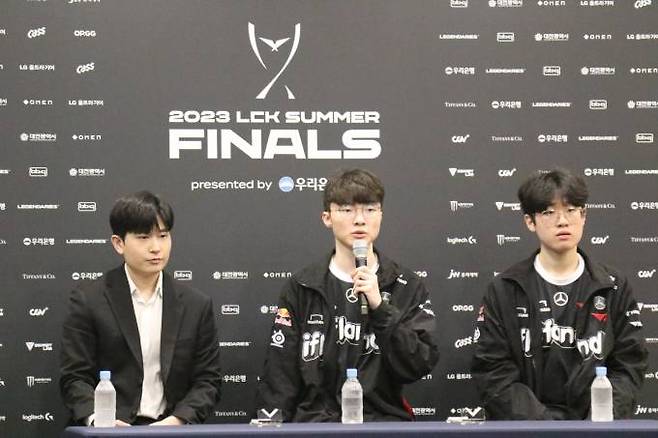 2023 LCK 서머 최종 결승 진출전에서 결승에 진출한 SK T1이 인터뷰를 진행하고 있다. (왼쪽부터) 임재현 T1 감독, 페이커 이상혁, 제우스 최우제.   대전시 출입기자회 제공.