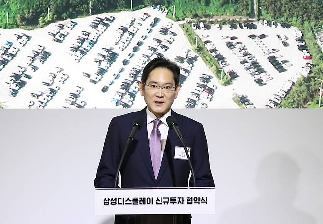 ▲ 이재용 삼성전자 회장이 4월4일 충남 아산 삼성디스플레이에서 열린 디스플레이 신규투자 협약식에서 윤석열 대통령에게 방문 감사인사를 하고 있다. ⓒ 연합뉴스