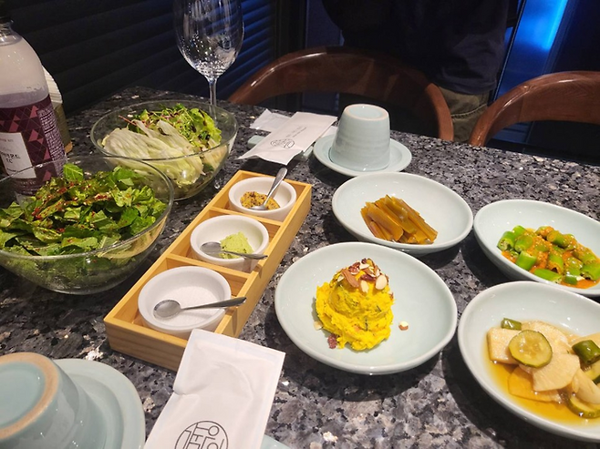 기본 제공하는 반찬/사진=강찬미 여행+기자