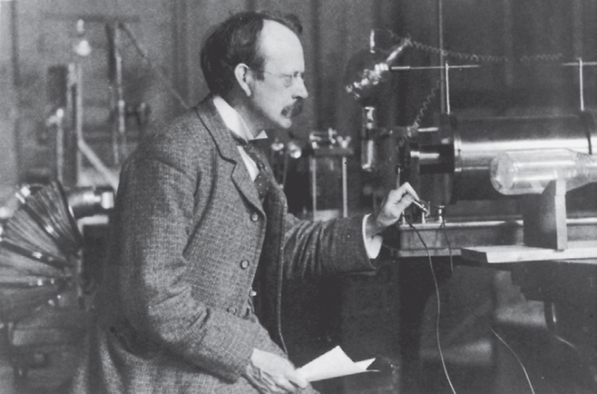 물리학자 조지프 존 톰슨이 음극선 실험을 하는 모습