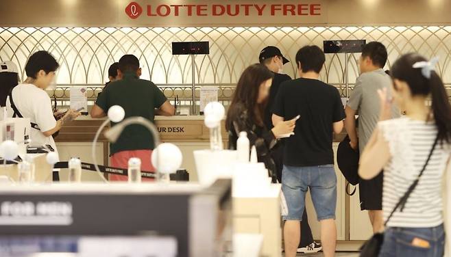 중국인의 한국행 단체관광이 전면 허용되면서 중국 관광객(유커·遊客)이 속속 입국하고 있는 가운데, 최근 서울의 한 면세점에서 유커 등이 단체여행객 전용 데스크에서 상담받고 있다. [연합]