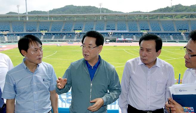 김영록 전라남도지사가 19일 목포종합경기장 건립공사 현장을 방문했다. 전라남도 제공