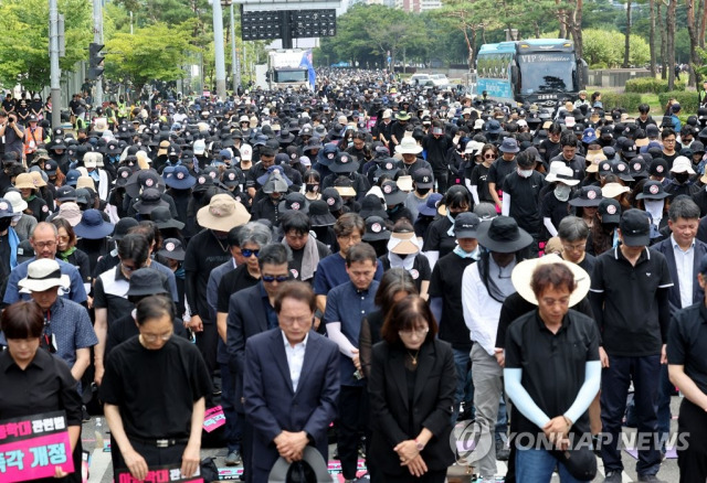 ▲19일 오후 서울 여의도 국회 앞에서 전국 각지에서 모인 교사들이 서이초 교사 사망 사건 진상규명과 아동학대 관련법 즉각 개정을 촉구하는 집회를 하고 있다. ⓒ연합뉴스