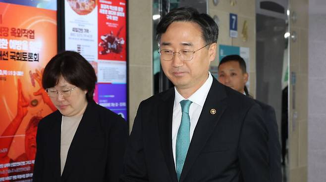 지난 10일 국회를 방문한 유재은 국방부 법무관리관(왼쪽)과 신범철 국방차관