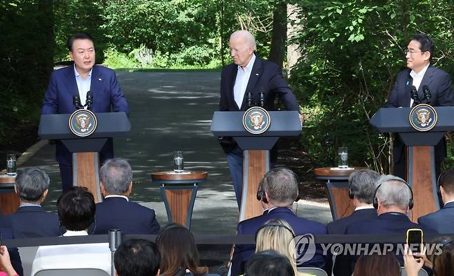 윤석열 대통령, 공동기자회견 발언 (캠프 데이비드=연합뉴스) 진성철 기자 = 윤석열 대통령이 18일(현지시간) 워싱턴DC 인근 미국 대통령 별장인 캠프 데이비드에서 열린 한미일 정상 공동기자회견에서 발언하고 있다. 2023.8.19 zjin@yna.co.kr