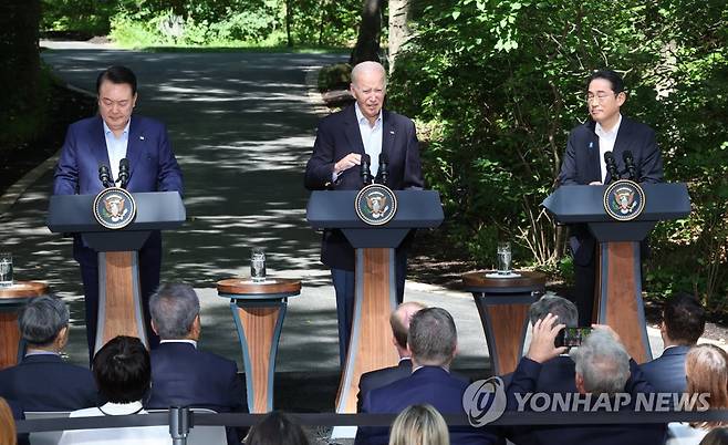 공동기자회견 발언하는 바이든 미 대통령 (캠프 데이비드=연합뉴스) 진성철 기자 = 조 바이든 미국 대통령이 18일(현지시간) 워싱턴DC 인근 미국 대통령 별장인 캠프 데이비드에서 열린 한미일 정상 공동기자회견에서 발언하고 있다. 왼쪽부터 윤석열 대통령, 바이든 미 대통령, 기시다 후미오 일본 총리. 2023.8.19 zjin@yna.co.kr