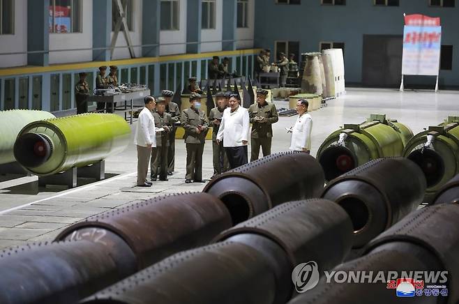 북한 김정은, "미사일 생산능력 비약적 제고"…군수공장 또 시찰 (평양 조선중앙통신=연합뉴스) 김정은 북한 국무위원장이 주요 군수공장들을 시찰하고 무기 생산능력의 제고를 독려했다.
   조선중앙통신은 김 위원장이 지난 11~12일 전술미사일 생산공장과 전술미사일 발사대차 생산공장, 전투장갑차 생산공장, 대구경 조종방사포탄 생산공장 등을 현지지도했다고 14일 보도했다. 2023.8.14 
    [국내에서만 사용가능. 재배포 금지. For Use Only in the Republic of Korea. No Redistribution] 
 nkphoto@yna.co.kr