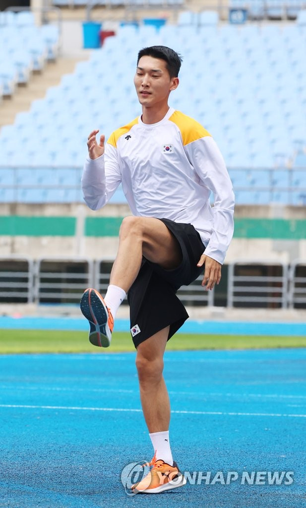 '스마일 점퍼' 우상혁 (인천=연합뉴스) 임순석 기자 = 우상혁이 2일 오후 인천 문학경기장에서 세계육상선수권대회 출전을 앞두고 취재진과 인터뷰하고 있다. 우상혁은 19일 개막하는 2023 부다페스트 세계육상선수권대회에 참가하기 위해 4일 유럽으로 떠나 '현지 적응 훈련'에 나선다. 2023.8.2 soonseok02@yna.co.kr