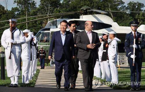 윤석열 대통령, 캠프 데이비드 도착     (캠프 데이비드=연합뉴스) 진성철 기자 = 윤석열 대통령이 18일(현지시간) 워싱턴DC 인근 미국 대통령 별장인 캠프 데이비드에 도착, 헬기에서 내린 뒤 이동하고 있다. 윤 대통령은 조 바이든 미국 대통령, 기시다 후미오 일본 총리와 한미일 정상회의를 갖는다. 2023.8.18
    zjin@yna.co.kr
(끝)