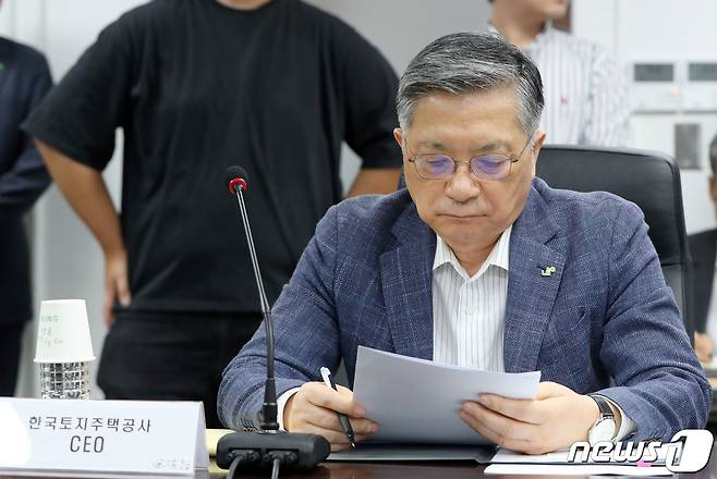 이한준 LH 사장이 20일 오후 강남구 LH(한국토지주택공사) 서울지역본부에서 열린 LH 용역 전관카르텔 혁파 관련 긴급회의에서 자료를 살펴보고 있다. 2023.8.20/뉴스1 ⓒ News1 박세연 기자