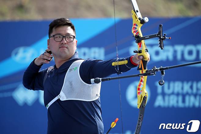 22일 오후 광주 광산구 광주여자대학교에서 열린 '광주 2022 현대 양궁월드컵' 리커브 남자 개인 결승전에서 대한민국 김우진이 이우석과의 대결에서 활시위을 당기고 있다.  2022.5.22/뉴스1 ⓒ News1 황희규 기자