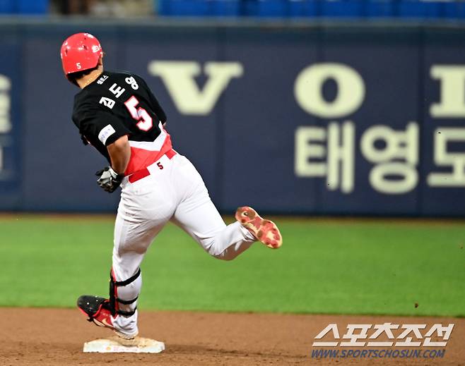 라팍 가장 먼 곳으로 타구를 날린 김도영이 타구를 확인한 후 2루를 돌아 3루로 달리기 시작했다