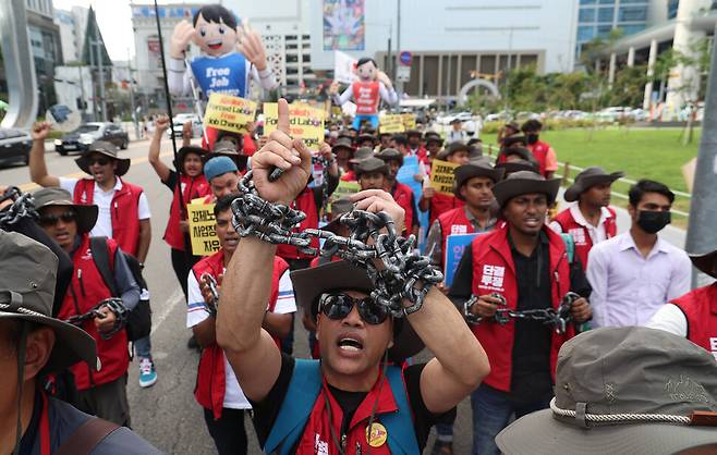 이주노동자들이 20일 오후 서울 용산구 용산역 광장에서 열린 전국이주노동자대회를 마친 뒤 용산 대통령실 앞으로 행진하며 ‘강제노동 철폐와 사업장 변경의 자유 보장’ 구호를 외치고 있다. 강창광 선임기자