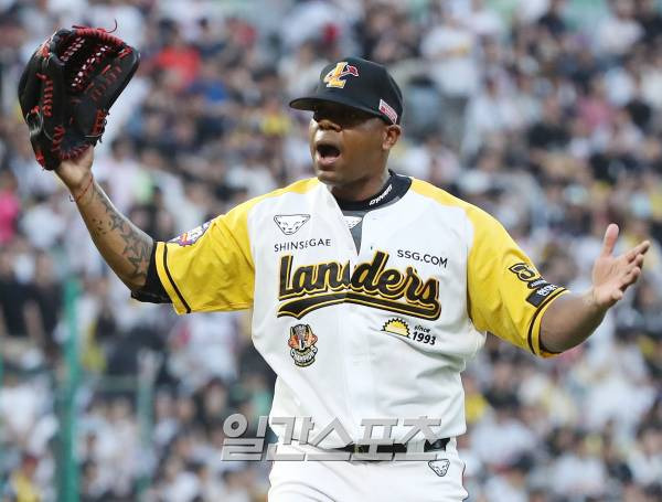 2023 KBO 프로야구 SSG랜더스와 LG트윈스의 경기가 20일 오후 인천SSG랜더스필드에서 열렸다. 엘리아스가 8회초 수비를 삼자범퇴로 마친 후 포효하고 있다. 인천=김민규 기자