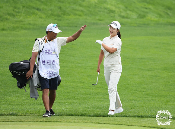 한진선(오른쪽)이 20일 열린 KLPGA 투어 하이원리조트 여자오픈 최종 라운드 18번 홀을 마친 뒤 우승 기쁨을 캐디와 함께 나누고 있다. [사진=한국여자프로골프협회(KLPGA)]