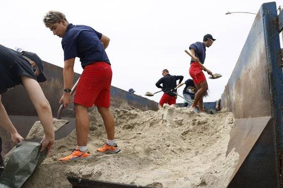 허리케인 힐러리가 20일(현지시간) 캘리포니아 남부에 상륙한 가운데, 전날 롱비치 내 소방대원들이 모래 언덕을 쌓는 등 홍수 대비를 하고 있다. EPA=연합뉴스