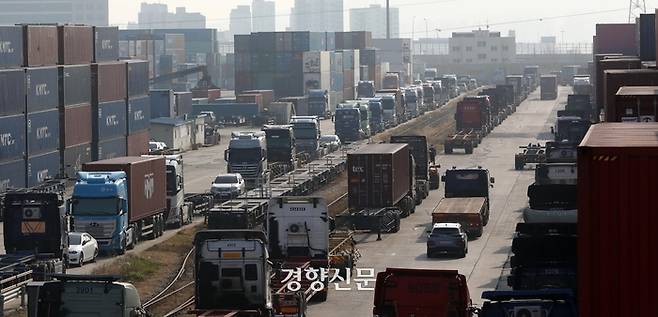 민주노총 공공운수노조 화물연대가 무기한 총파업에 돌입한 지난해 11월24일 경기도 의왕시 내륙컨테이너기지에 운행을 멈춘 화물트럭이 컨테이너 사이에 주차돼 있다. 김창길 기자