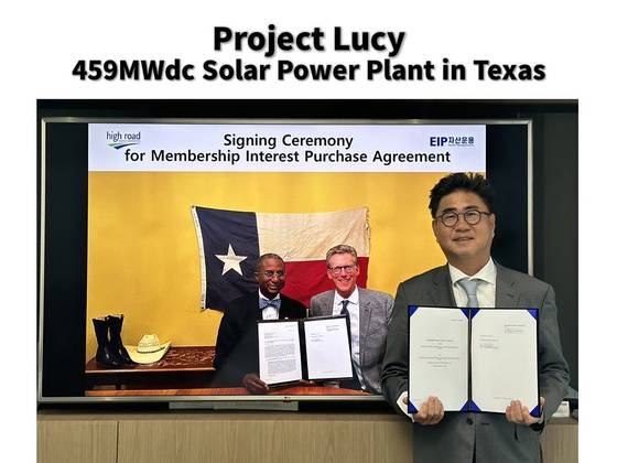 Park Hee-jun, right, CEO of EIP Asset Management, takes a photo with Darrick Eugene, left, CEO of High Road Energy Marketing, and Vice President Chris Kirksey, after signing a deal to build a solar power plant in Texas, on Thursday. [SK ECOPLANT]