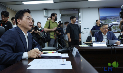 원희룡 국토교통부 장관이 20일 오후 서울 강남구 한국토지주택공사(LH) 서울지역본부에서 열린 LH 용역 전관카르텔 혁파 관련 긴급회의에 참석해 인사말하고 있다. 연합뉴스