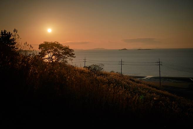 변산의 상징, 붉은 노을을 담은 영화 '변산'의 한 장면. 사진제공=플러스엠엔터테인먼트