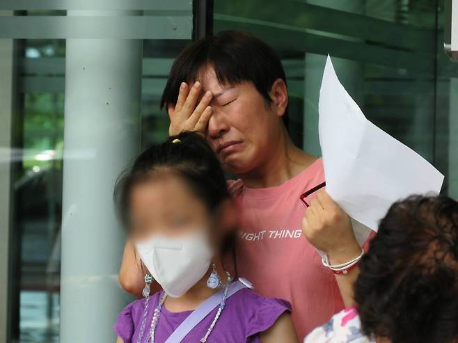 [인천=뉴시스] 김동영 기자 = 재외동포 전세사기 피해자인 고홍남씨 가족이 1일 오전 인천 연수구 재외동포청 앞에서 기자회견을 열고 “재외동포청은 전세사기 피해지원에 대해 적극적으로 지원을 해야한다”고 촉구하고 있다. 2023.8.1.