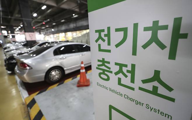 서울 용산구 서울역 전기차 충전소에 설치된 안내표지판. [뉴시스]