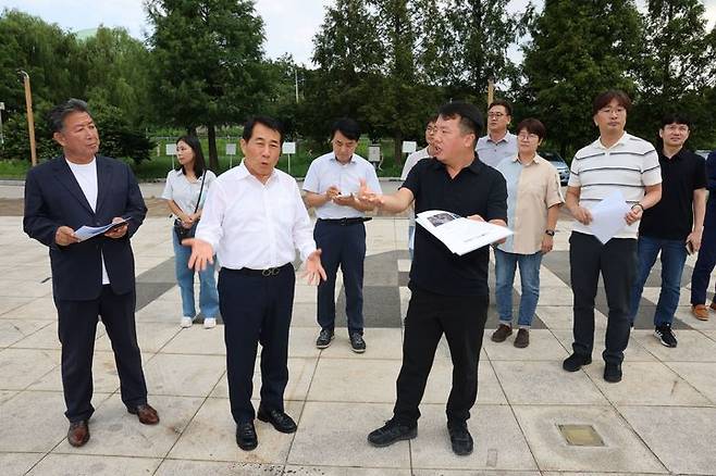 [양산=뉴시스] 안지율 기자 = 나동연 양산시장 일행이 낙동강권역 황산공원 문화관광 활성화를 위해 서울·경기 일원 주요 성공사례 벤치마킹을 하고 있다. (사진=양산시 제공) 2023.08.20. photo@newsis.com *재판매 및 DB 금지